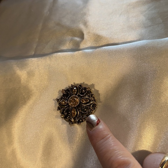 Vintage Goldtone Rhinestone Brooch - missing one tiny stone see pic! So pretty! - Picture 6 of 6
